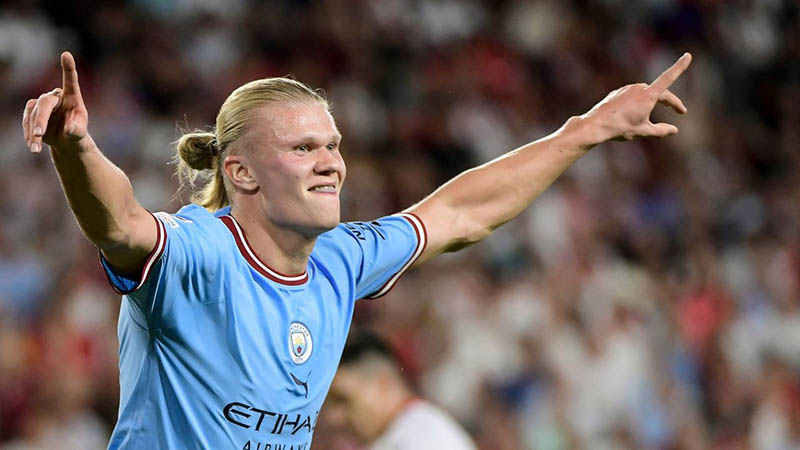 Cầu thủ Haaland đang đá cho Man City